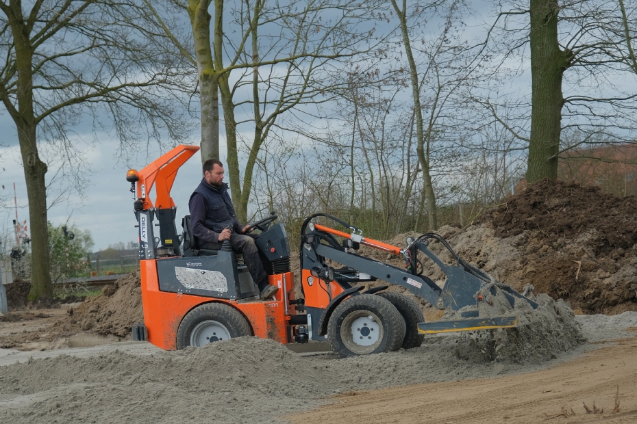 The Relly 1.3C has enough power for heavy tasks, yet is compact enough for tighter spaces. The Relly 1.3C has enough power for heavy tasks, yet is compact enough for tighter spaces.