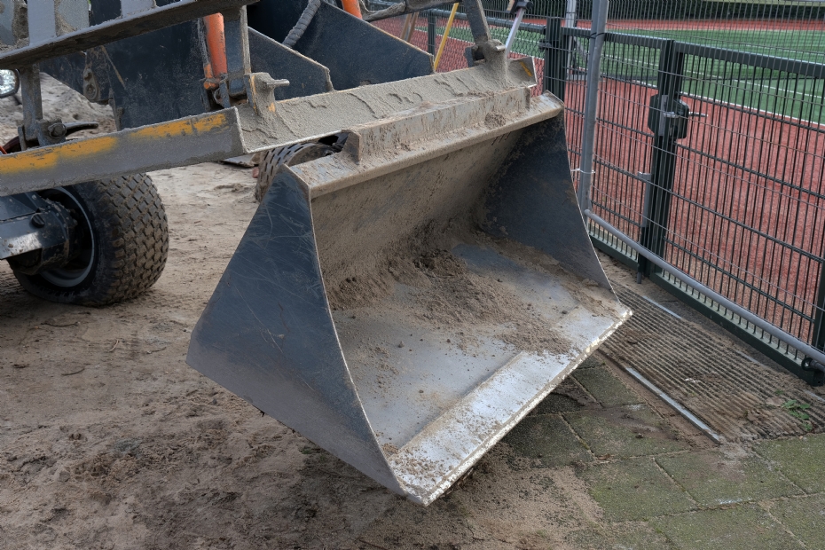 The extra lip welded on top makes lifting the bucket incredibly easy. The extra lip welded on top makes lifting the bucket incredibly easy.