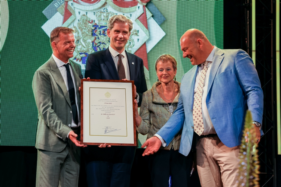 The awarding of the royal warrant, with the King's Commissioner and the mayor of Lisse in the center (Image: Martine Goulmy) The awarding of the royal warrant, with the King's Commissioner and the mayor of Lisse in the center (Image: Martine Goulmy)