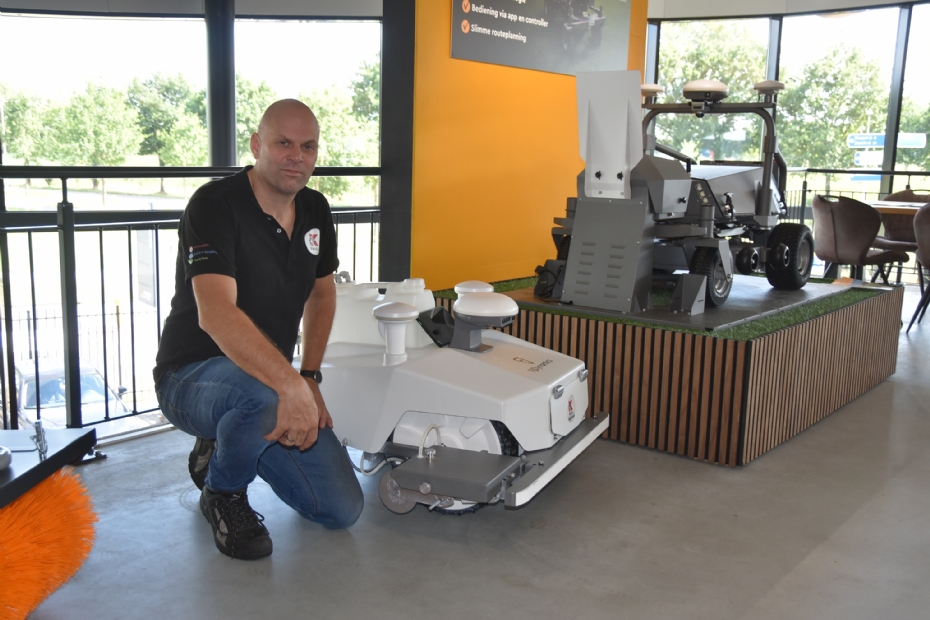 Team leader Balder with the FJDynamics robot mower/line marker Team leader Balder with the FJDynamics robot mower/line marker