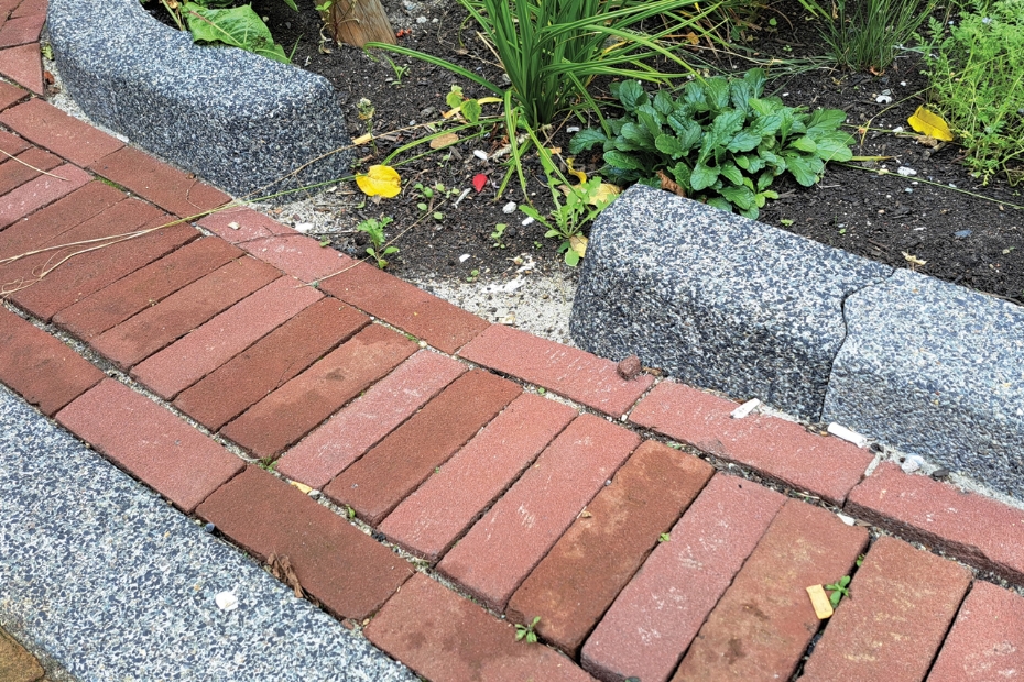 A drainage kerb (water-regulating kerb allowing outflow to greenery) in the Frans Halsbuurt A drainage kerb (water-regulating kerb allowing outflow to greenery) in the Frans Halsbuurt