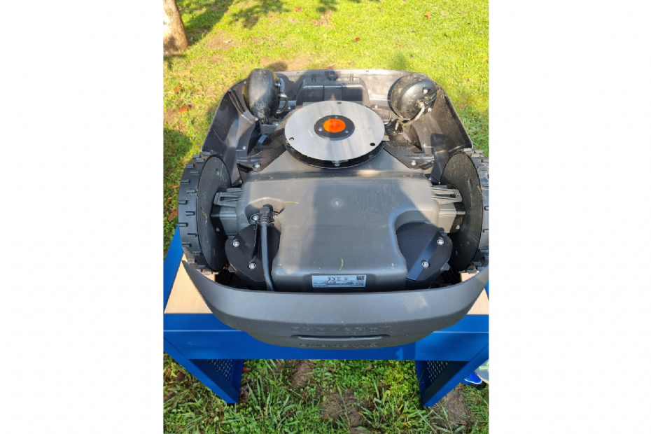 Underside view of the Automower 540 EPOS. Husqvarna's new AI-based Vision technology will soon be available for all large Automower models from the 540 upwards (Photo: NWST - Stad + Groen) Underside view of the Automower 540 EPOS. Husqvarna's new AI-based Vision technology will soon be available for all large Automower models from the 540 upwards (Photo: NWST - Stad + Groen)