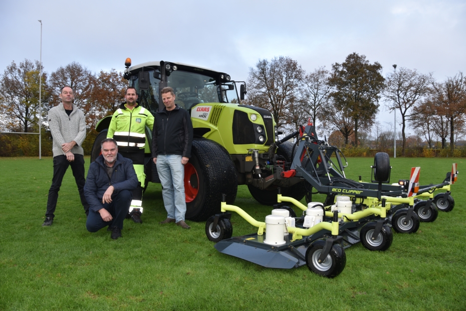 Alderman Durk Durksz and driver Willem, flanked by the Leijenaar brothers