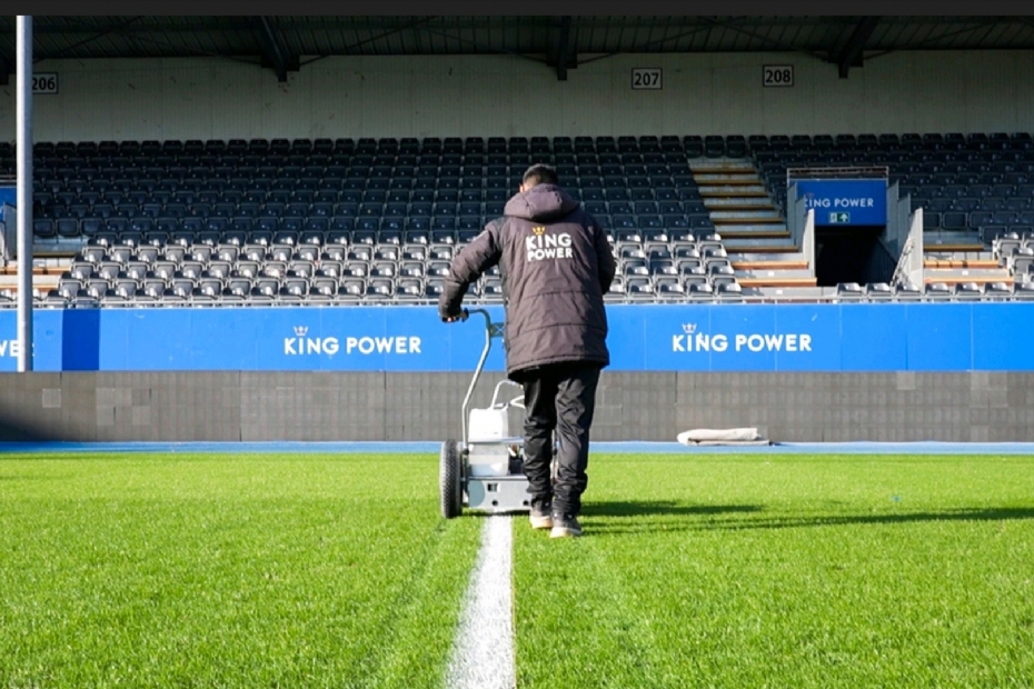 At the OHL stadium (owned by Leicester City owner King Power), the lines are set by field manager Kevin. He is the assistant to Luke Russell, Pro League Groundsman of the Year 2024.