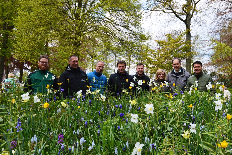 The delegation from Rijnbeek Perennials, JUB Holland and Keukenhof with the blooming Bulb Mania Mix border in the foreground