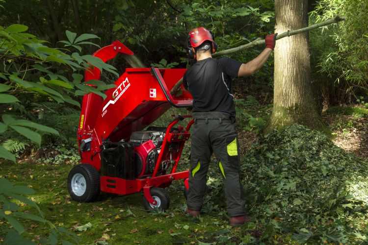 Self-propelled 1800WD wood chipper with Honda engine