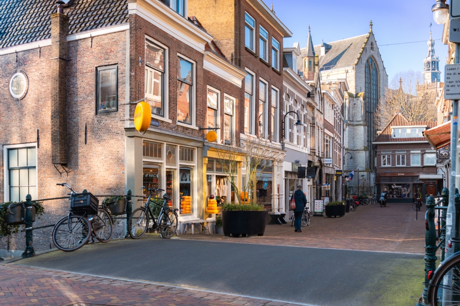 Planters green the Lange Tiendeweg in the city centre of Gouda. Photography: FURNS.