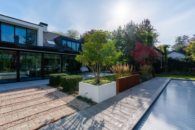 The white planters and corten steel walls from Adezz are real eye-catchers in the garden.