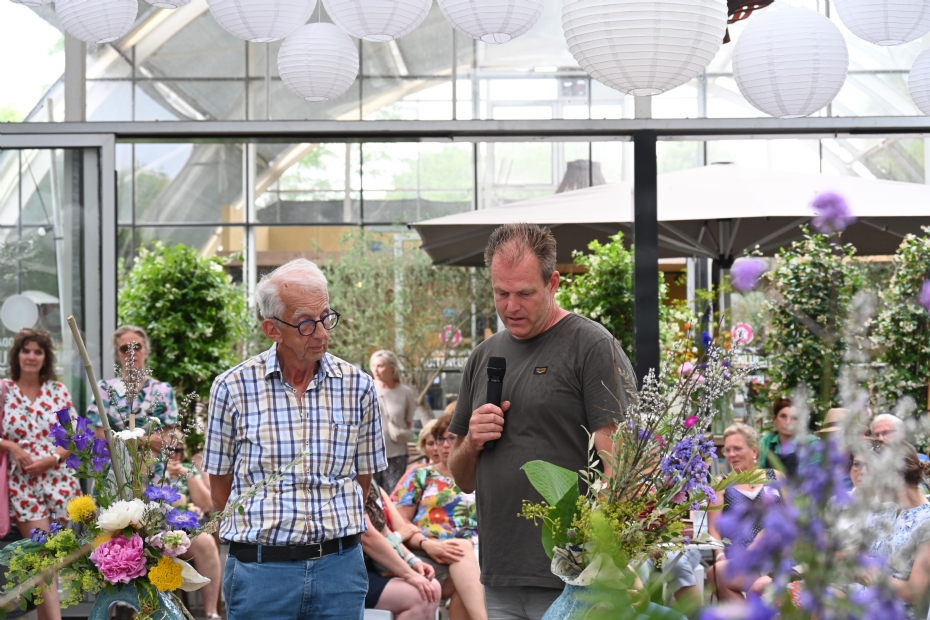 Award ceremony winning plants PlantenFestijn Bloemenpark Appeltern 2025: Nico Rijnbeek (l) and Robin Reurings (r)