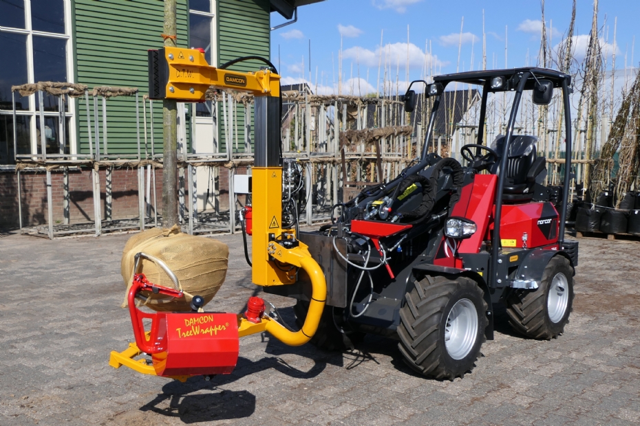 Tree-wrapper on Giant Knikshovel