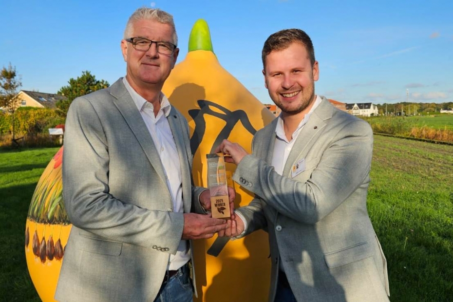 Jos Smit (left) & Job van Eeden with the Pro Landscaper Sustainability & Biodiversity Award 2025