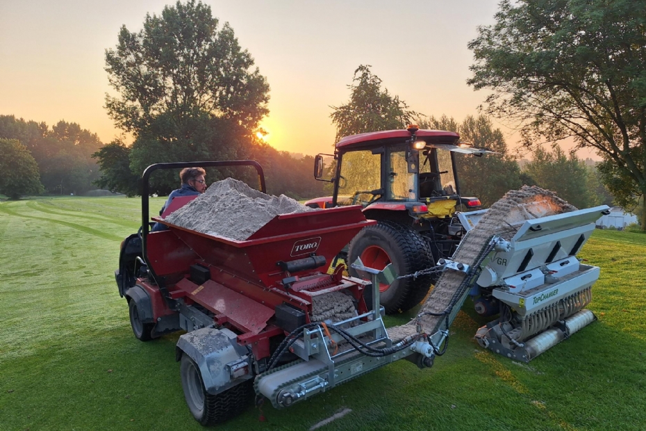 The TopChanger is filled with sand using the Bunkerbuddy