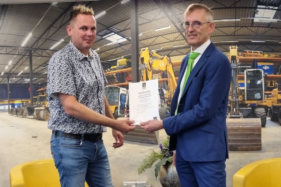 Jos Scholman Jr. (left) receives the Groenkeur certificate from Dick Oosthoek