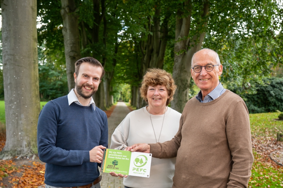 Gerdien (centre) and Wim (right) of Pleisterplaats de Barkel receive the Trees Outside the Forest certificate from PEFC (Image: PEFC Netherlands)