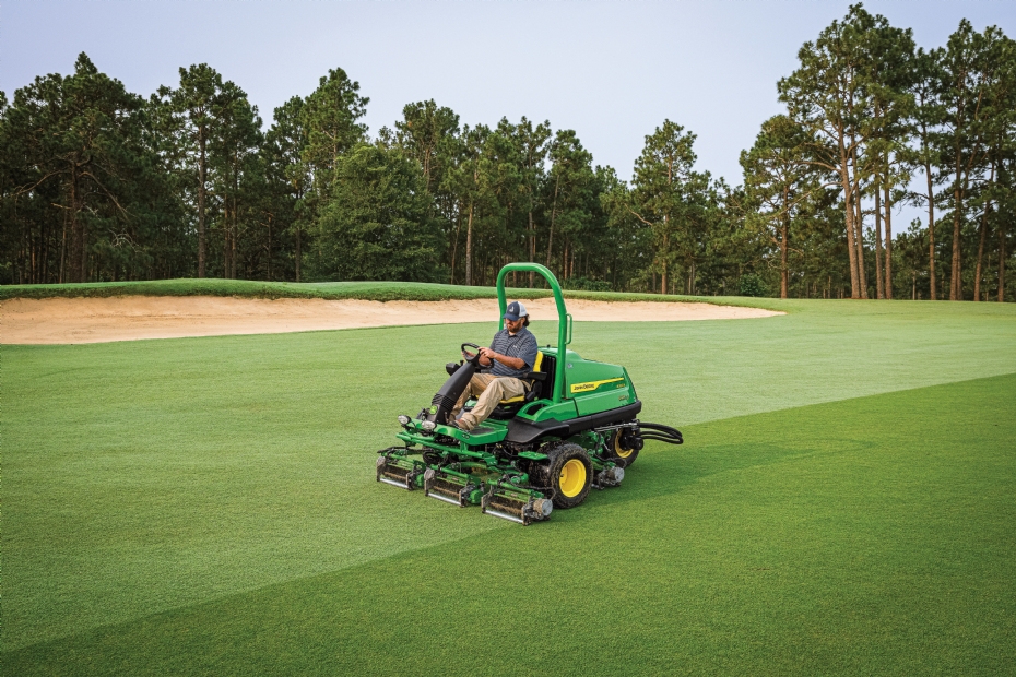 The fairways are mown with 6080A E-hybrid reel mowers, equipped with five cutting units and an energy-efficient drive