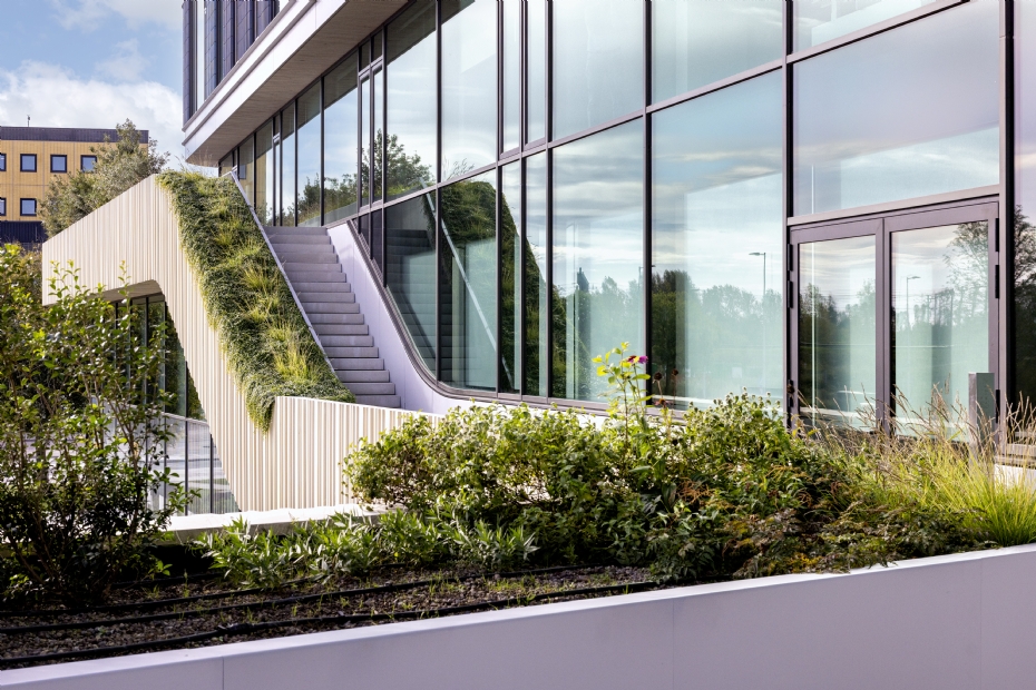 The green elements continue along the façades, across the roofs and into the interior - Image: Cojan van Toor Fotografie