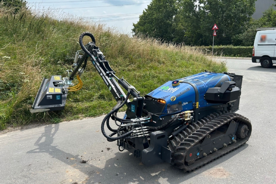 The supplier built the concept for the arm with mulching deck, AH Vrij adapted the robotic mower itself with hydraulics