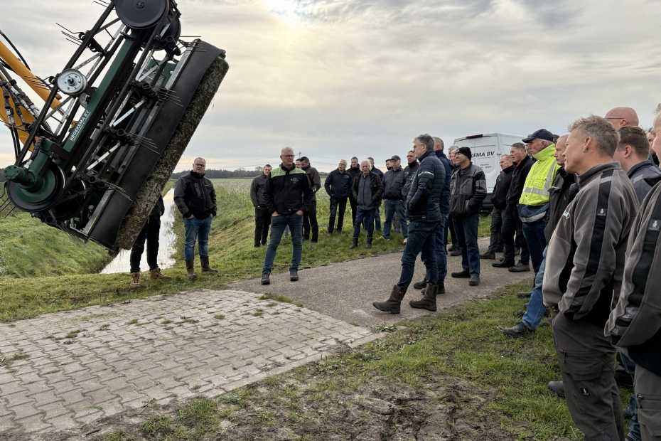 The belt rake, over 2 metres long, is positioned directly behind the mowing unit