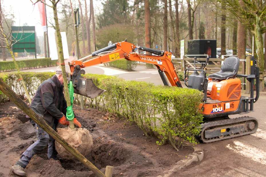The Hitachi mini excavator can be used for various tasks (archive photo Stad+Groen)