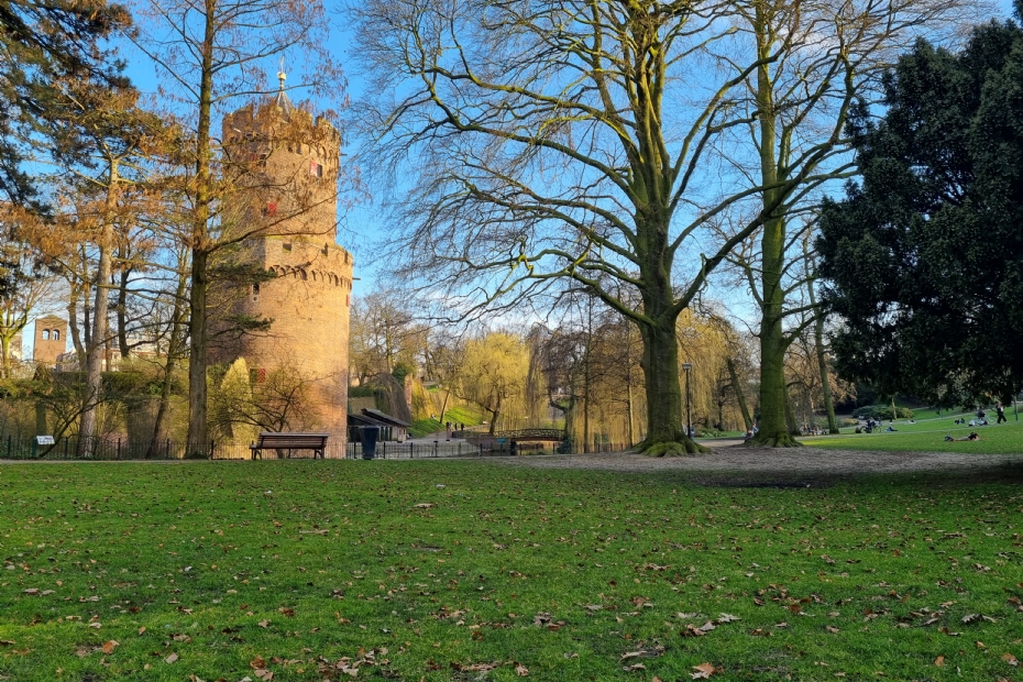 People relaxing in Kronenburgerpark in Nijmegen (Image: NWST)