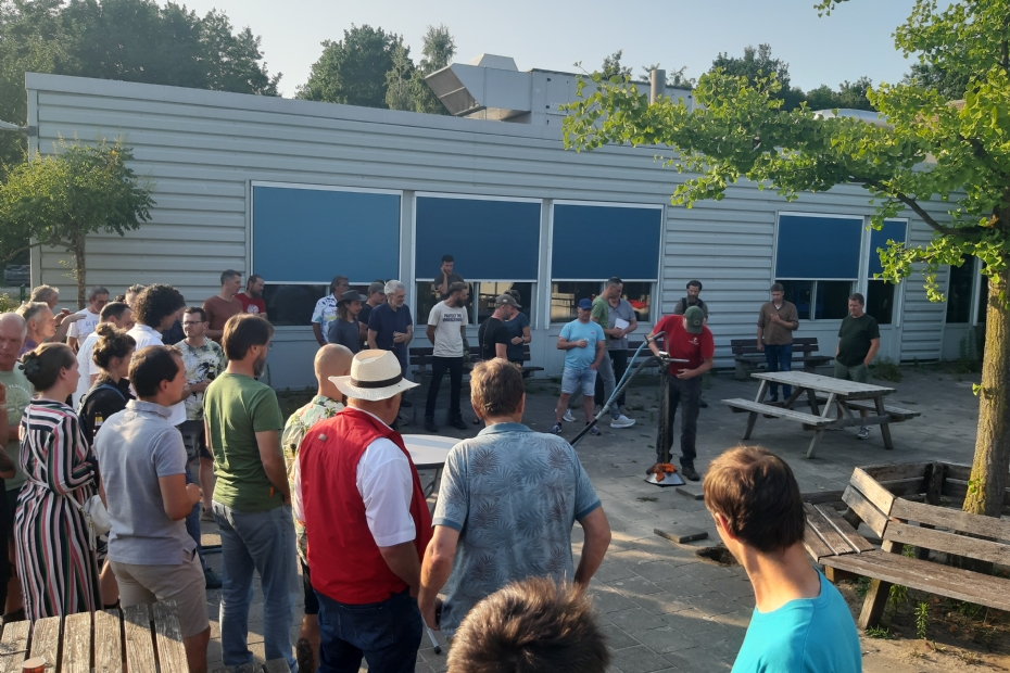 The soil of the growing site of the Ginkgo planted in the schoolyard in 1985 will be pneumatically improved during the midsummer evening of 2025