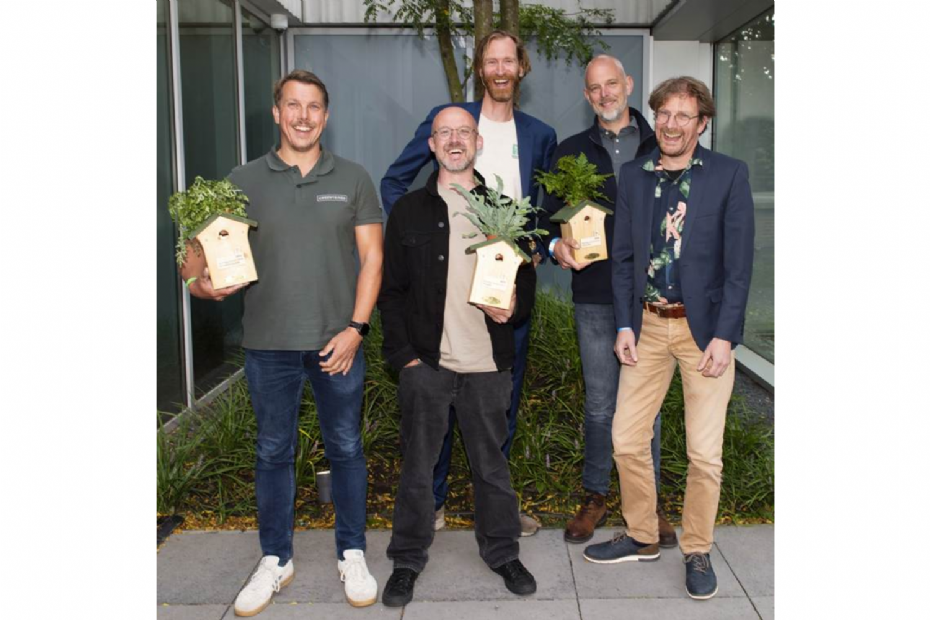 From left to right: Maarten Scholten (Greentainer), Eric-Jan Pleijster (LOLA Landscape Architecture), Jan Henk Tigelaar (Stichting Rooftop Revolution), Tjark Nelissen and Merlijn Hoenekamp (Donker Groep). Image via: Rooftop Revolution