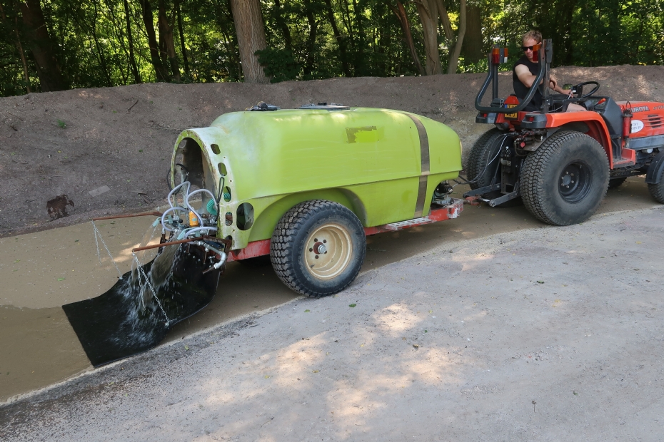 At high temperatures, the new top layer must be kept moist. Licht Bergen BV built its own spraying and wiping trailer for this purpose