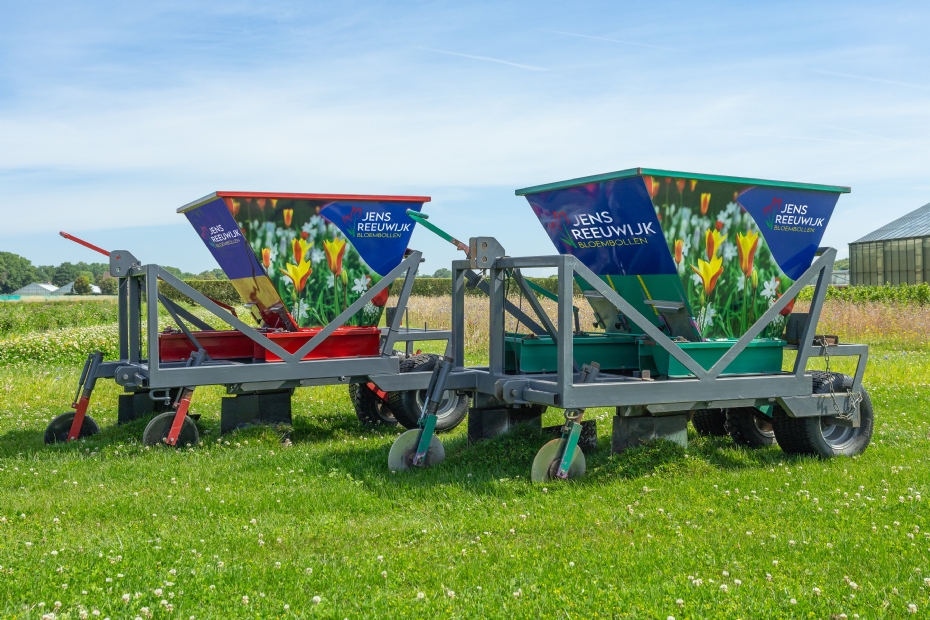 The machine for planting bulbs in natural-looking patterns